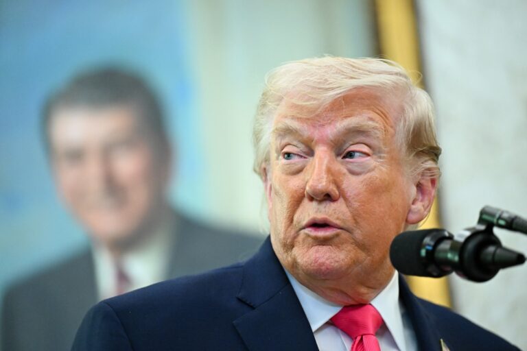 Donald Trump bromea con ser presidente de Venezuela: “Tal vez me postule contra Delcy”