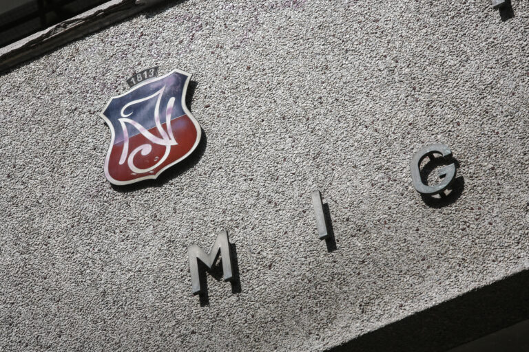 Incidentes afuera del Instituto Nacional: Encapuchados lanzan bombas molotov y fuegos artificiales