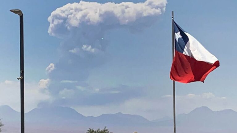 Senapred fija perímetro de seguridad por actividad en volcán Láscar de Antofagasta