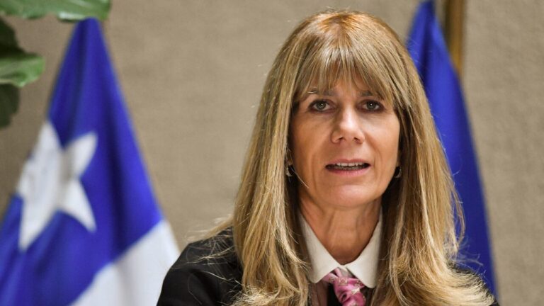 Ministra Rincón defiende alza de los combustibles y dice que desde el ámbito fiscal 