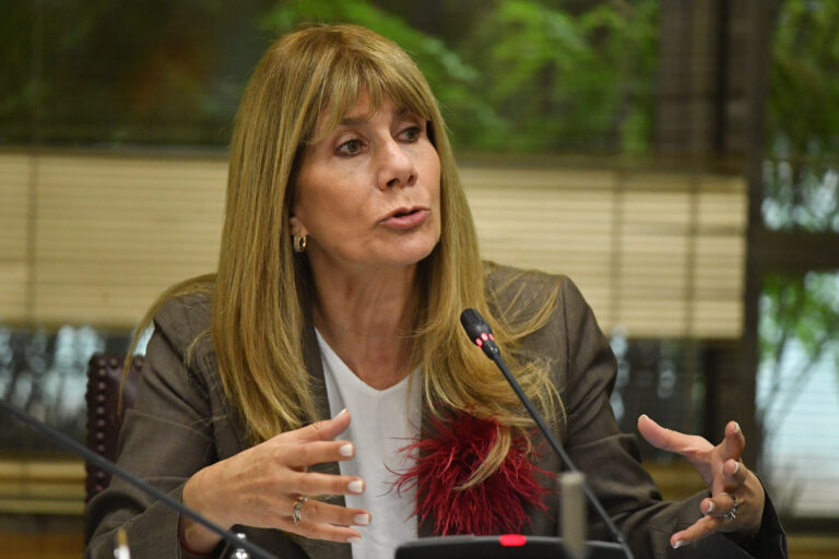 “Este Gobierno tiene una caja que está en 0 para enfrentar este tipo de situaciones”: Ministra Ximena Rincón defiende alza de combustibles