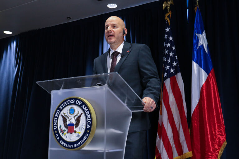 Embajador de EE.UU. asegura que proyecto de “cable chino” no continuaría y aborda relación con nuevo gobierno de Kast