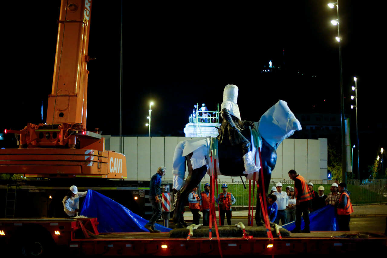 La estatua del general Baquedano llega hasta Plaza Italia para ser reinstalada en el plinto, en el renovado espacio urbano del proyecto Nueva Alameda/Agencia Uno