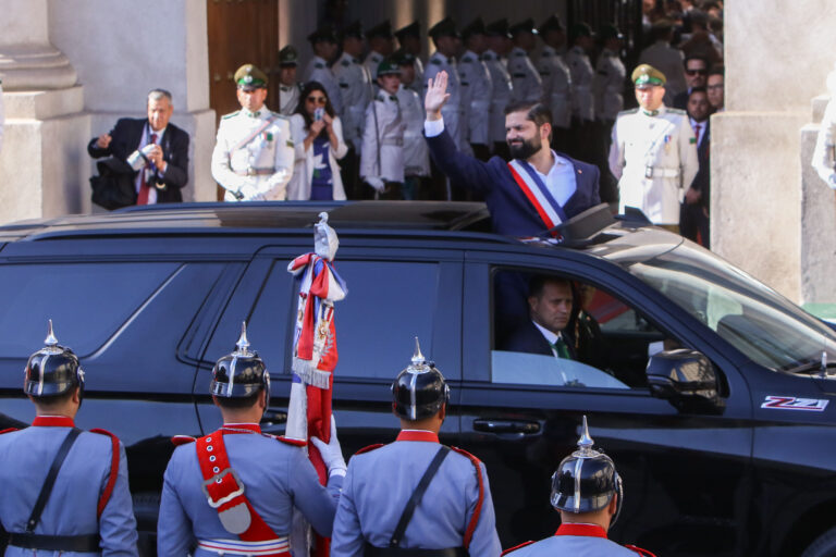 Con honores y aplausos: Gabriel Boric deja por última vez La Moneda para asistir al cambio de mando