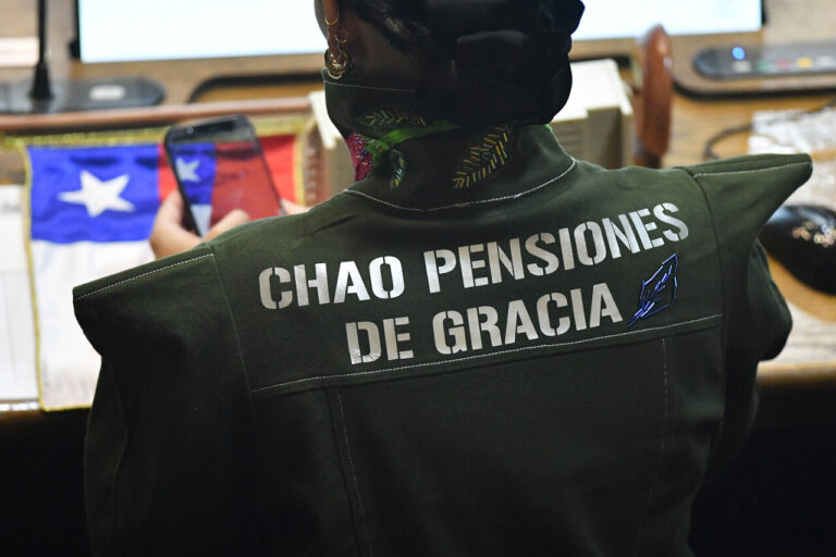 “Chao pensiones de gracia”: Diputada Javiera Rodríguez llega a asumir hasta el Congreso vestida como carabinera