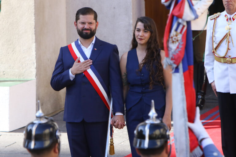 Gabriel Boric se fue del Congreso manejando, paró en una bencinera a comprar y aclaró que seguirá 