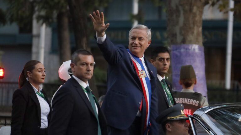 Así fue la llegada del Presidente José Antonio Kast al Palacio La Moneda en el histórico Ford Galaxie