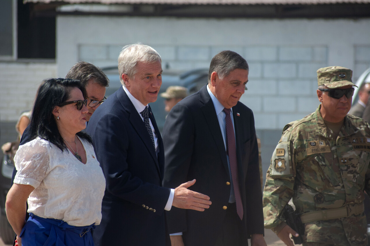 El presidente José Antonio Kast llega a la base militar “Solo de Zaldívar”, en playa Las Machas de Arica, para liderar el Comité de Ministros de Seguridad y supervisar los trabajos de zanjado en la frontera con Perú/Agencia Uno