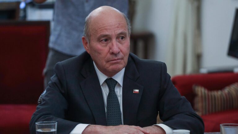 Exdirector de Presupuestos por el Mepco ante alza del petróleo: “Va a ser difícil para el gobierno sostener que el traspaso será gradual”