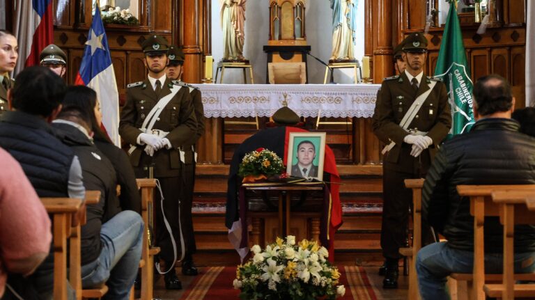 Presidente José Antonio Kast participa en funeral del carabinero Javier Figueroa en Puerto Varas
