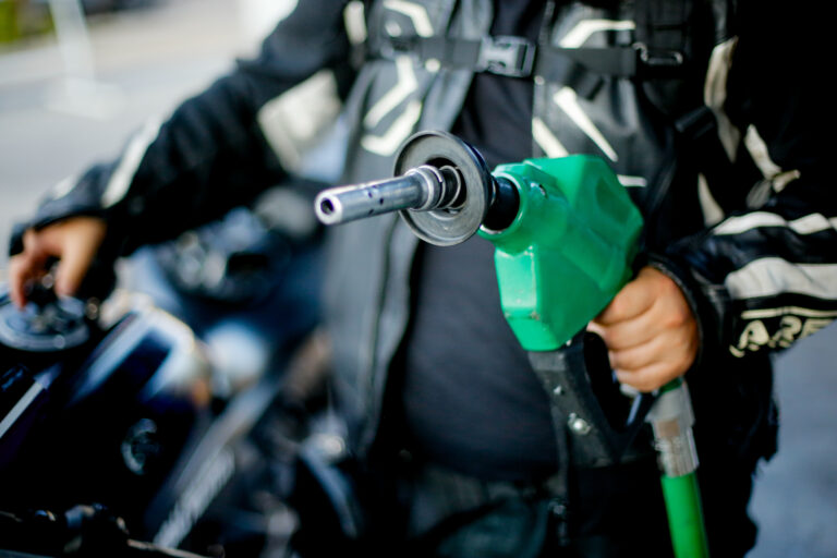 Alza de combustibles: Tres municipios de la Región Metropolitana anuncian descuentos y ayudas para las familias