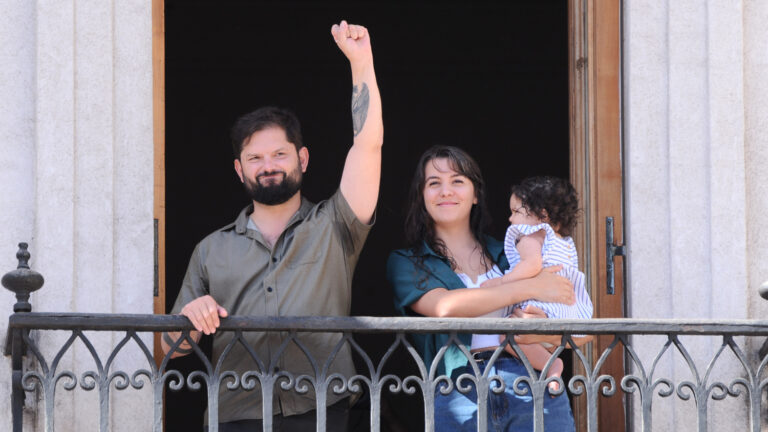 Adherentes de Boric se congregan en Plaza de la Constitución para despedir al Presidente en su último fin de semana de gobierno