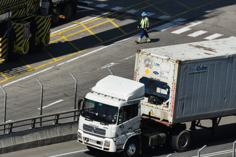 Camioneros advierten posibles movilizaciones por alza del diésel: 
