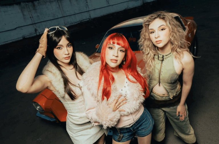 The Warning abrió la tarde de Lollapalooza Chile en una ráfaga de energía con guiño a Los Prisioneros