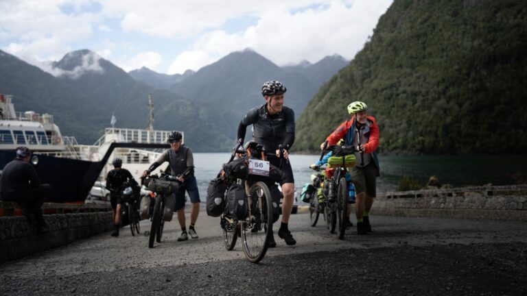 Cien ciclistas de 24 países inician la travesía autosuficiente Puerto Montt-Ushuaia que desafía los límites de la Patagonia