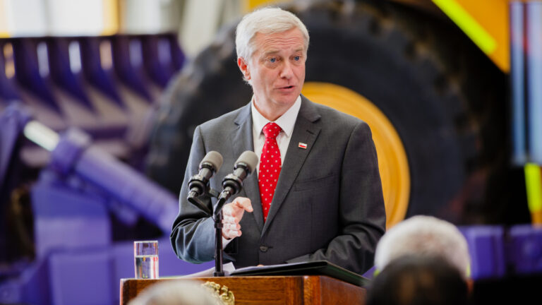 Cadem: Aprobación del presidente Kast desciende a un 47% tras anuncio de alza en las bencinas