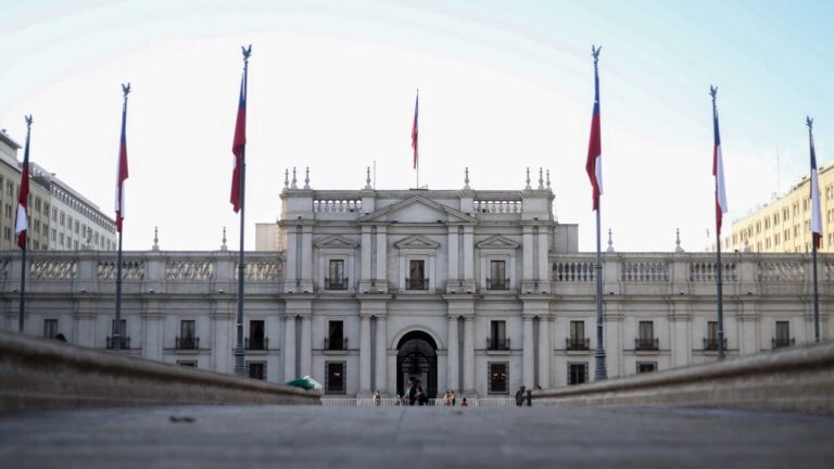 Casi $10 millones mensuales: Dipres fija sueldos que recibirán asesores y ministros del presidente Kast