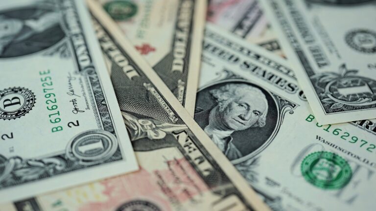 Dólar cierra a la baja y rompe la barrera de los $900 con una caída de casi $20 tras cese al fuego en Medio Oriente