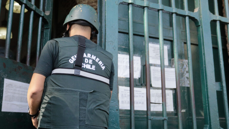 Estado deberá pagar $30 millones a estudiante detenido por error tras confusión de identidad