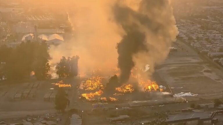 Incendio en planta industrial de CMPC en Puente Alto: Empresa dice que “no existe material químico” que pueda afectar a las personas