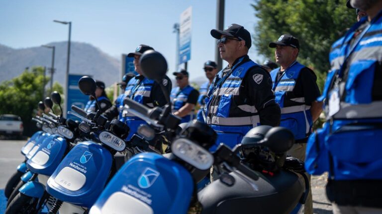 Huechuraba estrena primera flota de motos eléctricas para seguridad municipal con baterías intercambiables