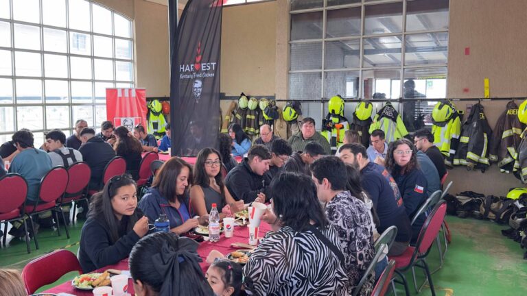 Jornada solidaria entrega más de 450 almuerzos a Bomberos y vecinos de zona afectada en Lirquén