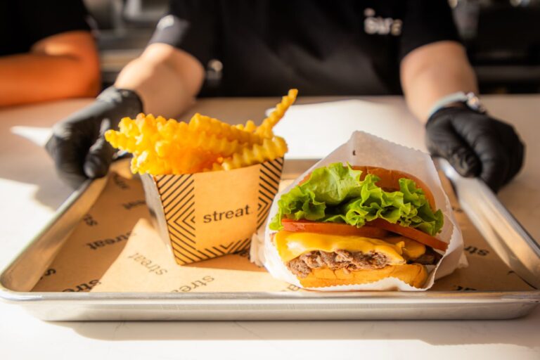 Expansión en el mercado gastronómico: Cadena de hamburguesas concreta apertura número 23 y proyecta desembarco en regiones