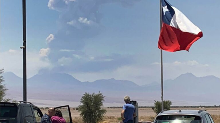 Por incremento de actividad sísmica y térmica: Sernageomin eleva a alerta amarilla al volcán Láscar