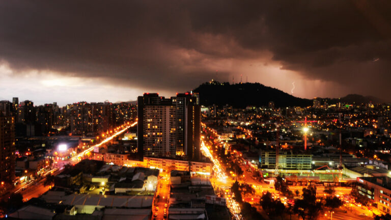 Posibles tormentas eléctricas en Santiago: El calor da paso a un domingo inestable en la Región Metropolitana