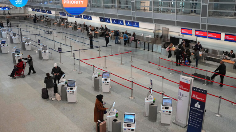 TSA registra ausencias de hasta 40% en aeropuertos de EE.UU. por cierre parcial del gobierno y Trump despliega agentes de ICE