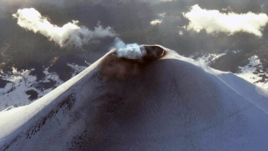 Volcán Villarrica aumenta su actividad: registran señales de explosiones y advierten posible expulsión de material