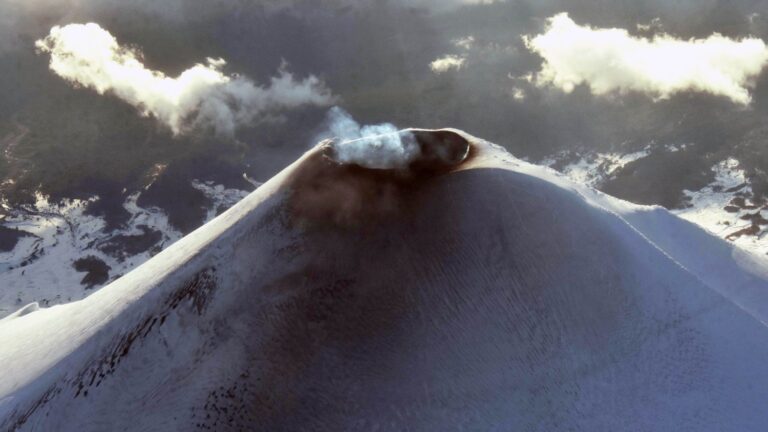 Volcán Villarrica registra aumento de actividad: Lago de lava resurge tras un año de calma