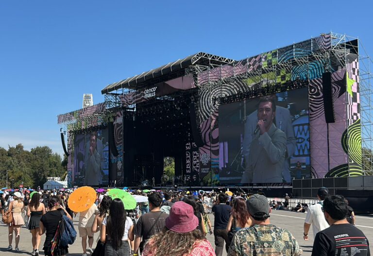 Gepe encantó en la primera jornada de Lollapalooza 2026: frutas, té y una sorpresa con Cancamusa en el Cenco Malls Stage