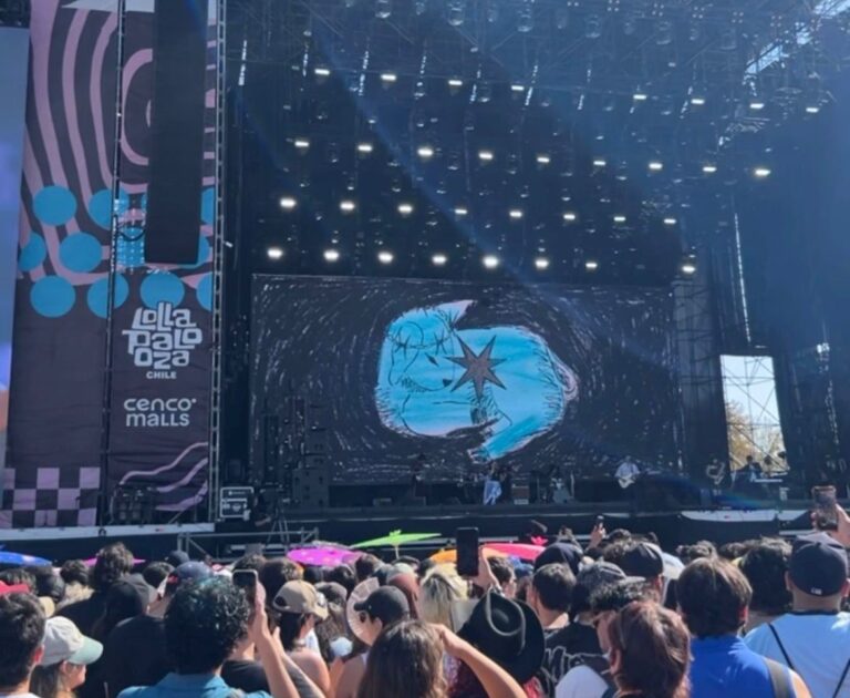 Candelabro encendió el Cenco Malls Stage con art rock y desplegó mensajes políticos en Lollapalooza 2026