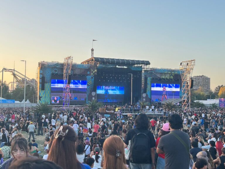 KATSEYE conquistó el Banco de Chile Stage: pop global, ovación masiva y el orgullo latino de Daniela en Lollapalooza 2026