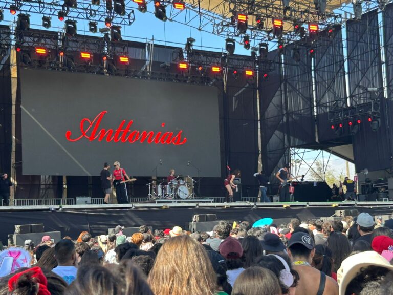 Anttonias brilló en el Alternative Stage: rock noventero y alta convocatoria