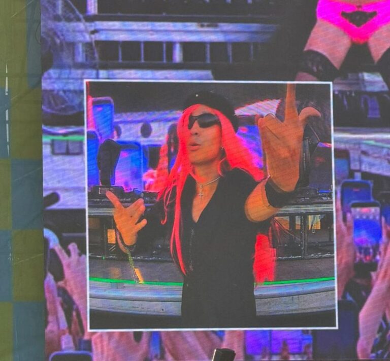 Intérprete de señas de Addison Rae sale con su icónica peluca rosa de Headphones On