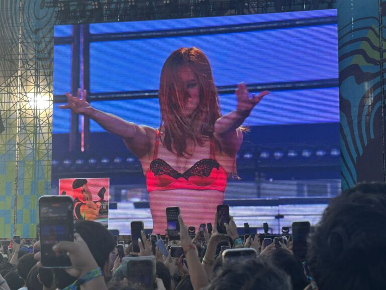 Addison Rae deslumbró en Lollapalooza 2026 con un show pop de alto voltaje en el Banco de Chile Stage
