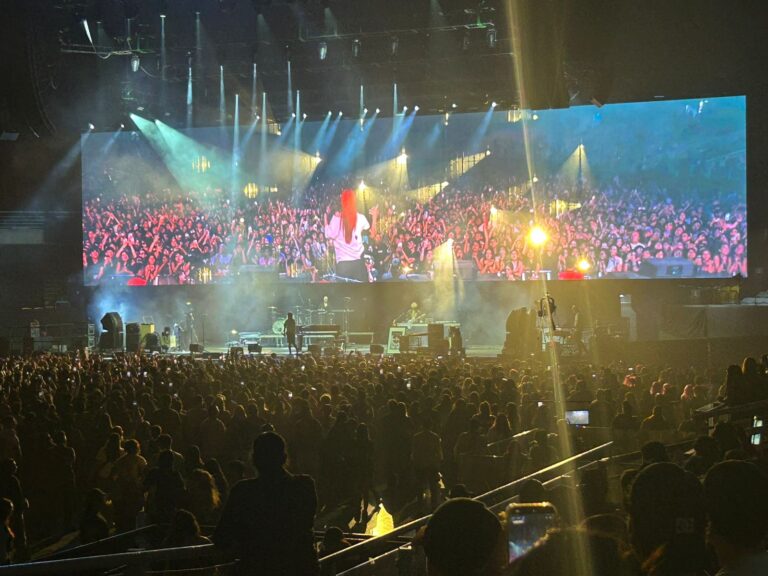 Akriila brilló en el Perry's Stage con banda completa, la sorpresiva visita de Princesa Alba y un gesto de autenticidad musical