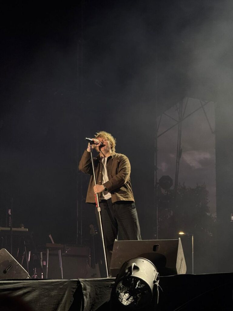 Lewis Capaldi hizo de la emoción su mayor fuerza en Lollapalooza Chile 2026