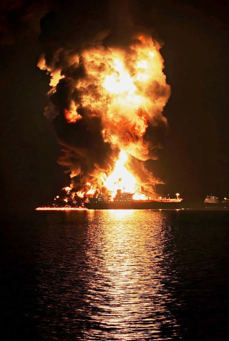 Un petrolero arde tras ser alcanzado por un ataque iraní en la zona de transferencia de barco a barco del puerto de Khor al-Zubair, cerca de Basora, Iraq, el 11 de marzo. de 2026. AP