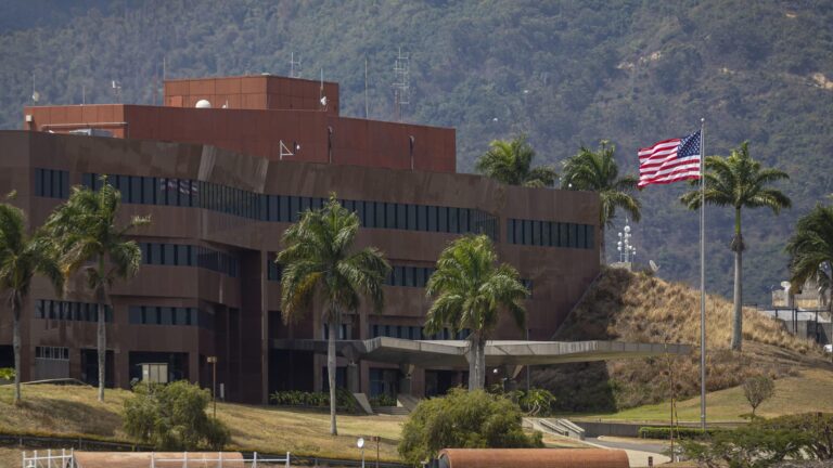 Estados Unidos anuncia que reanudará operaciones en su embajada en Caracas