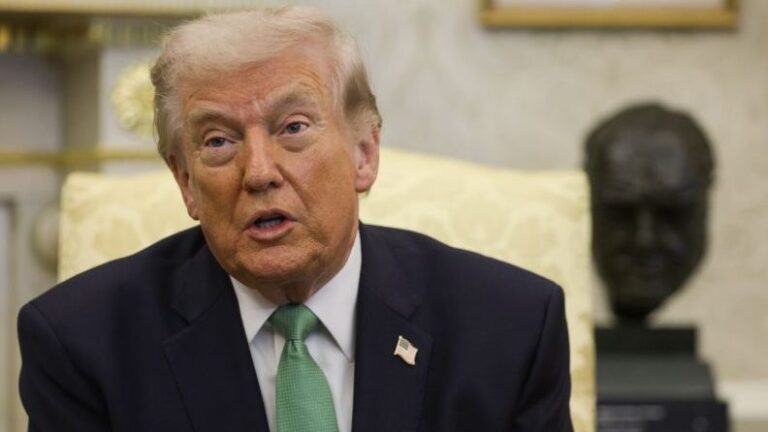 Precios del petróleo suben tras amenaza de Irán de cerrar el estrecho de Ormuz