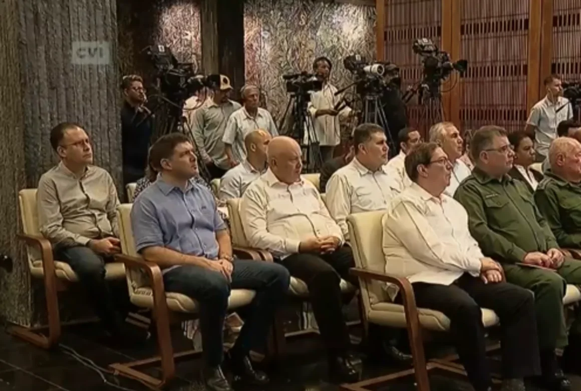 Entre la audiencia en la conferencia de prensa de Díaz-Canel se observa al nieto de Raúl Castro, conocido como "El Cangrejo" (camisa azul). Captura de TV