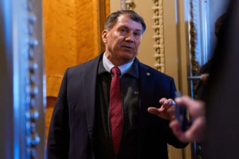 El senador Mike Rounds, de Dakota del Sur, frente a la Cámara del Senado del Capitolio de Estados Unidos el 30 de enero.