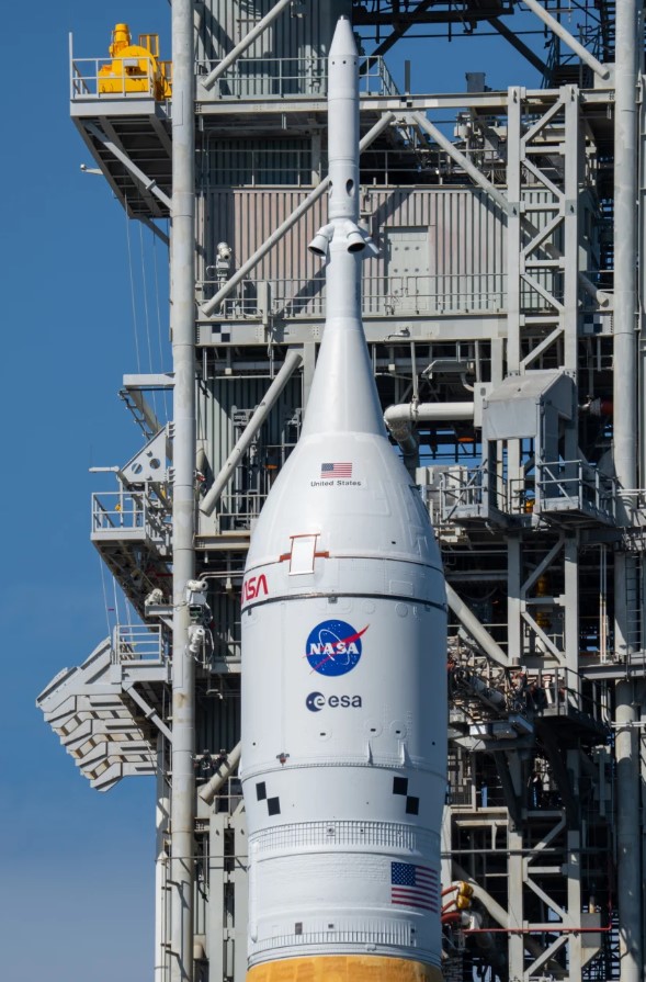 La cápsula de tripulación Orion se encuentra sobre el módulo de servicio y el ICPS. Brandon Hancock/NASA