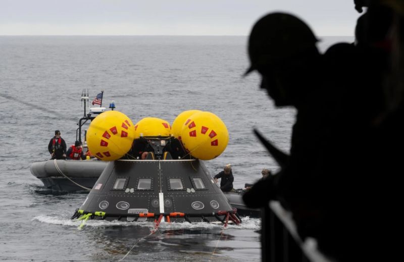 Los equipos se preparan para recuperar la cápsula tras el amerizaje con una réplica de la nave Orion. Joel Kowsky/NASA