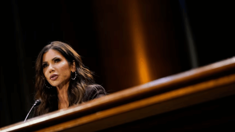 El regalo de despedida de Trump a Kristi Noem: Mandatario insinúa que exsecretaria de Seguridad Nacional mintió bajo juramento