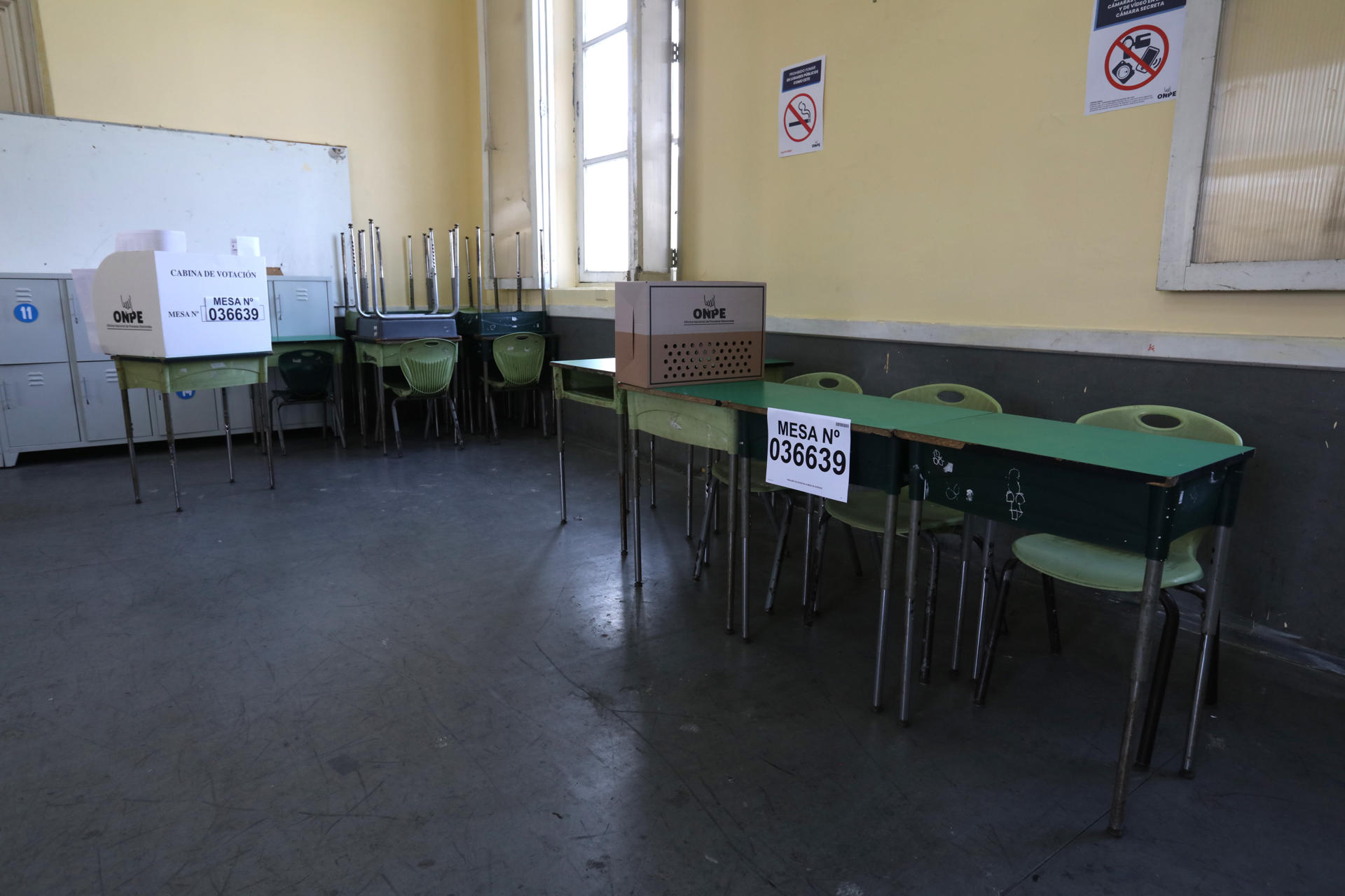 Fotografía que muestra un puesto de votación desocupado este domingo, en el colegio Nuestra Señora de Guadalupe en Lima (Perú). Algunos de los centros de votación más importantes de las elecciones generales de Perú, por la cantidad de electores que concentran, están experimentando retrasos para instalar las mesas y recibir votantes, en algunos casos por la falta de material electoral. EFE/ Paul Vallejos