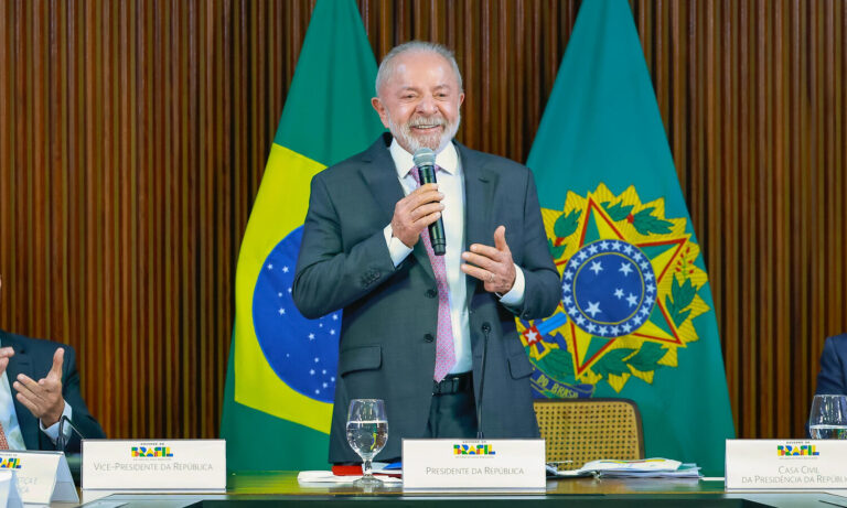 Brasil anuncia subsidios al diésel, al gas en cilindro y al combustible de aviación en medio de alzas del petróleo